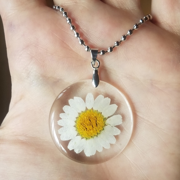 NWOT Dried White & Yellow Flower Necklace - Picture 6 of 8
